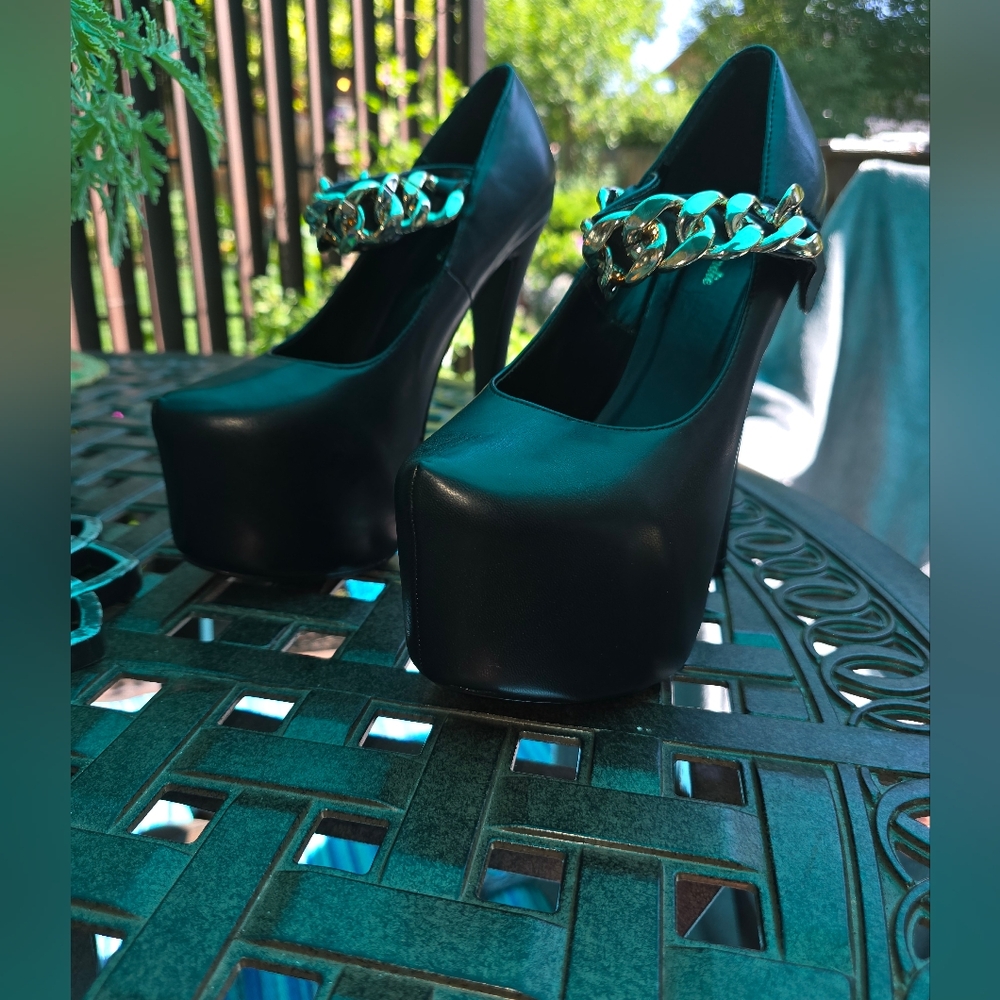 Eye candy size 8 1/2 high heel 👠